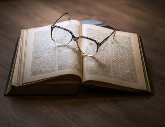 5 SIGNS THAT YOU MAY NEED READING GLASSES